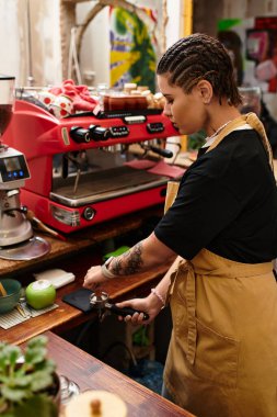 Yetenekli bir barista hayat dolu bir kafede kahve hazırlama işine tutkulu bir şekilde girişir..