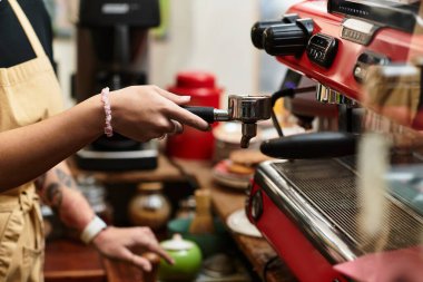 Yetenekli bir barista, sıcaklıkla dolu bir kafede lezzetli bir kahve içeceği yapar..