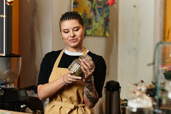 Молодая женщина с красивой личностью смешивает ингредиенты, улыбаясь в кафе.