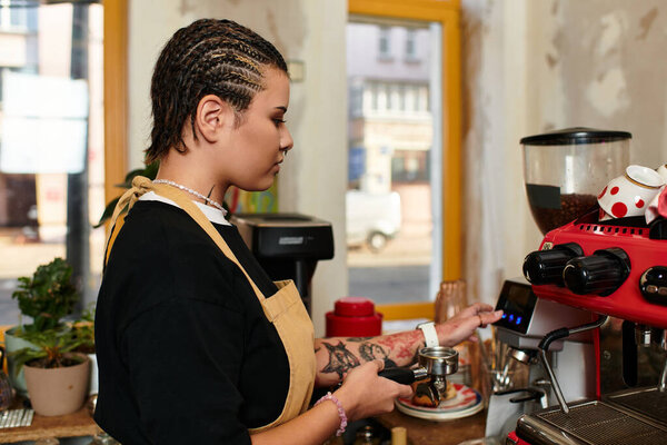 В оживленном кафе молодая женщина варит кофе, демонстрируя свой талант и любовь к кофеину..