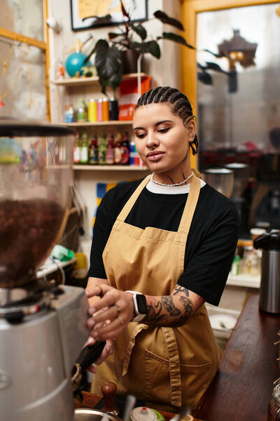 Талантливая молодая женщина умело готовит кофе в оживленном кафе, наполненном ярким декором.