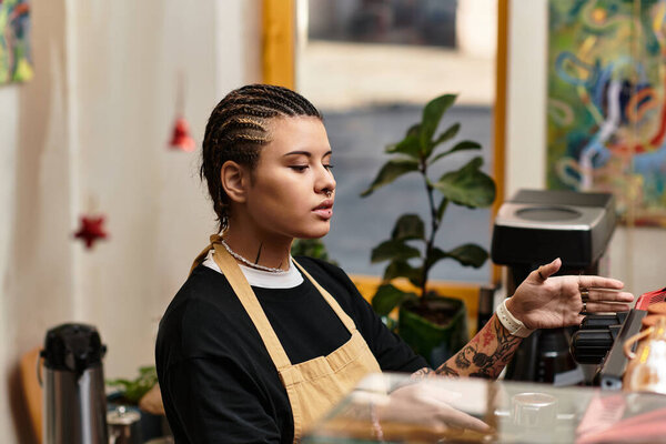 Молодая женщина с творческим чутьем обслуживает клиентов в ярком кафе, наполненном жизнью и энергией.