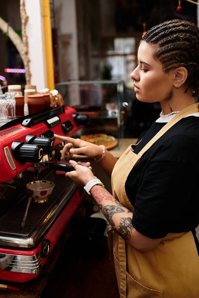 Молодая женщина с косичками искусно готовит кофе в оживленном кафе.