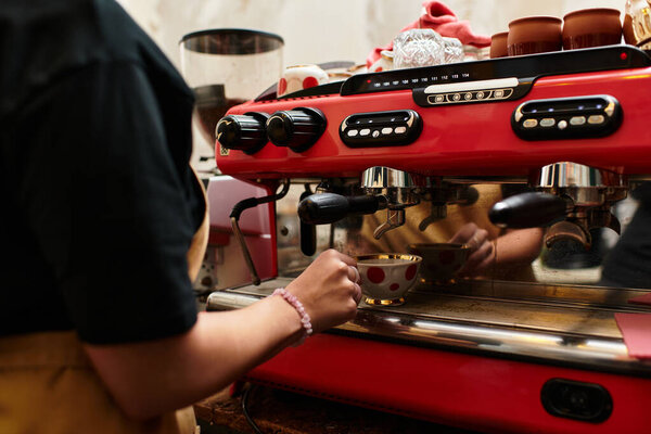 В уютном кафе молодая женщина мастерски варит кофе, демонстрируя свой талант и страсть..