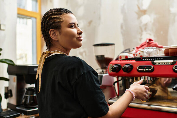 Молодая женщина с плетеными волосами готовит кофе в уютном кафе, излучающем тепло и очарование.