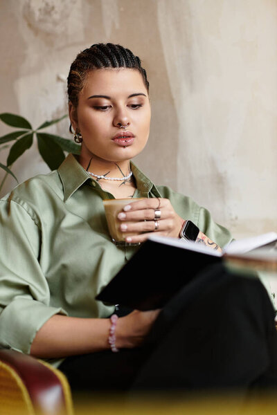 Молодая женщина потягивает напиток, читая книгу в очаровательном кафе, олицетворяя спокойствие и стиль.