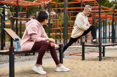Olgun bir çift parkta birbirlerine eşlik ederken spor yapmaya başlar..