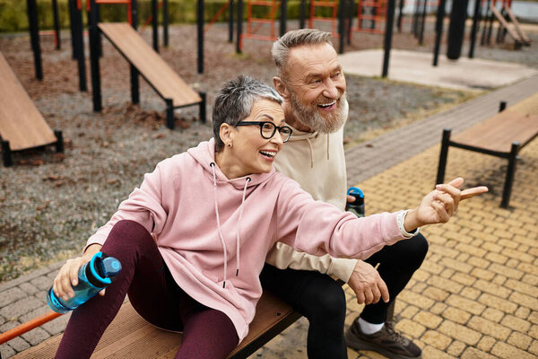 Любящая пара делится смехом в парке, создавая заветные воспоминания вместе.