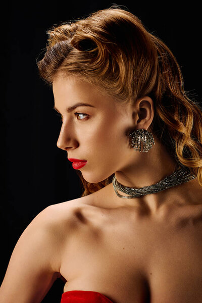 Захватывающая молодая женщина с поразительным профилем подчеркивает ее изысканные серьги и ожерелье.