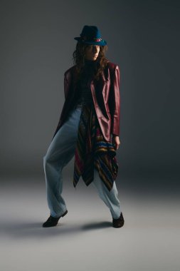 Genç, şık bir model, canlı katmanlar ve aksesuarlar sergiliyor..