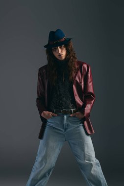 Yakışıklı genç adam canlı bir stil sergiliyor cesur bir kıyafet ve çarpıcı bir ifadeyle.