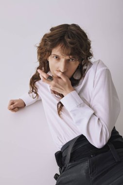 Yakışıklı bir adam entellektüellik ve stil gösterir düşünceli bir ifade ve eşsiz bir duruş ile.