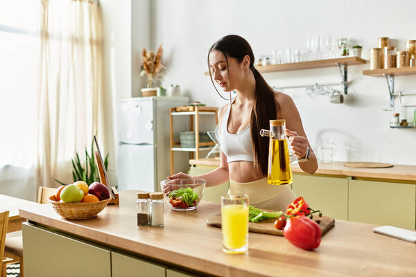 Приспособленная женщина готовит здоровый салат, наслаждаясь спокойствием своей современной кухни.