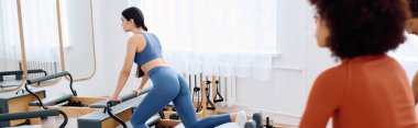 İki kişi bir pilates seansına katılır. Parlak, sakin bir stüdyoda dayanıklılık ve esneklik oluştururlar..