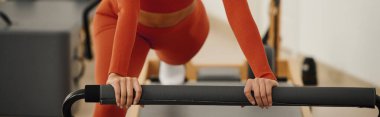 İnsan iyi donanımlı bir pilates stüdyosunda güç eğitimine özen gösterir.