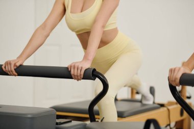 Kendini işine adamış bir insan, gücünü ve esnekliğini vurgulayarak ferahlatıcı bir pilates egzersizinden hoşlanır..