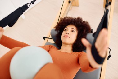 Kendini işine adamış bir insan, azami etkinlik için zorlu bir pilates çalışmasıyla başa çıkabilir..