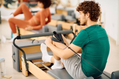 Katılımcılar bu sabah canlı bir pilates stüdyosunda sağlık ve zindelik rutinlerine giriştiler..