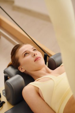 Bir fitness meraklısı zorlu bir pilates seansına katılır, gücü ve esnekliği artırır..
