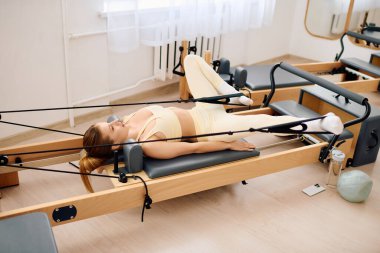 Kendini işine adamış biri, sakin bir stüdyoda pilates yapar, gücünü ve esnekliğini arttırır..