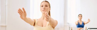 İnsanlar pilates yapmaya odaklanır, stüdyoda güç ve esnekliği artırır..