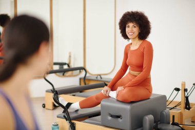 Dinamik pilates oturumu spor sporcuları arasındaki güç ve bağlantıyı vurguluyor.