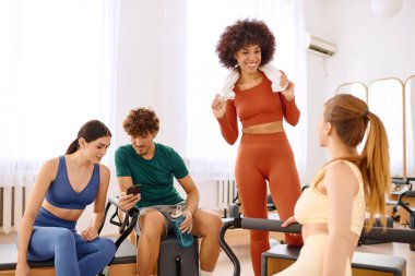 Dört arkadaş neşeli bir pilates stüdyosunda gülüşür ve kahkaha atar, birlikte neşe yaratırlar..