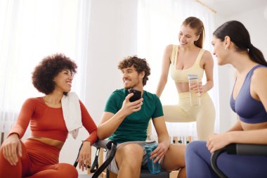 Arkadaş grupları parlak ve davetkar bir pilates stüdyosunda dinlenirken canlı bir tartışmanın tadını çıkarıyorlar..