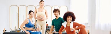 Dört kendini adamış birey, tekniklerini ve takım çalışmalarını sergileyerek pilates seansına katılıyorlar..