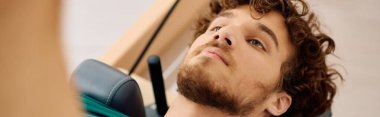 Bireysel olarak pilates hareketleri üzerinde yoğunlaşır. Çekirdek gücü ve vücut hizasını arttırmak için.