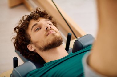 Kendini işine adamış biri parlak bir stüdyoda pilates yapıyor, konsantrasyon ve tekniğe odaklanıyor..