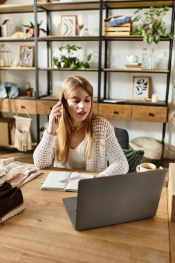 Genç bir kadın kıyafetlerini geri dönüşüm için sınıflandırıyor ve sürdürülebilir bir yaşam tarzı için bağış yapıyor..