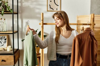 Genç bir kadın, sürdürülebilirliği desteklerken elbiselerini düşünceli bir şekilde bağışlıyor..