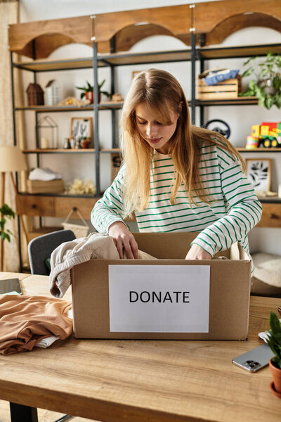 Молодая женщина организовывает свою одежду для пожертвований, продвигая устойчивый образ жизни.
