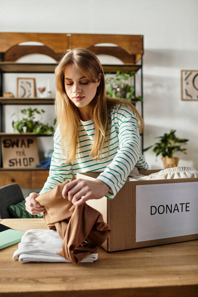 Молодая женщина организовывает пожертвования на одежду в теплой, экологически чистой обстановке.