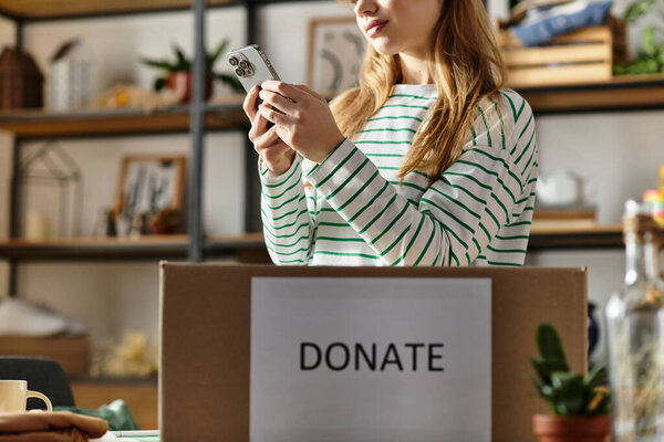 Молодая женщина тщательно организует свою одежду, чтобы пожертвовать, поощряя устойчивость и доброту.