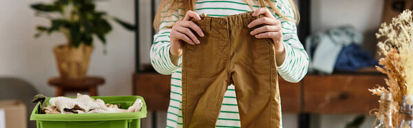 Молодая женщина сортирует свою одежду для переработки, продвигая экологически чистые практики в своем доме, баннер