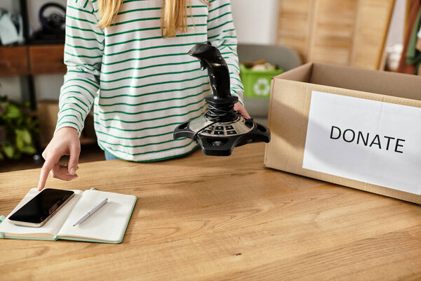 Красивая молодая женщина организовывает и жертвует свою одежду, продвигая практику устойчивого образа жизни.