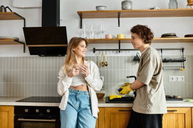 Genç çiftler sabah kahveleri içerken gülümser ve birbirlerine bağlanırlar..