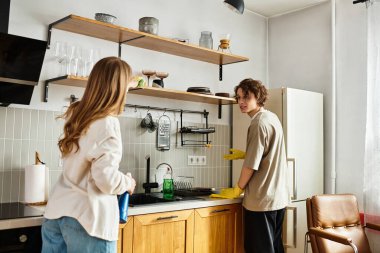 Sevgili çift, sıcak ve şık mutfak alanlarında bulaşık yıkarken kaliteli zaman geçirmekten zevk alır..