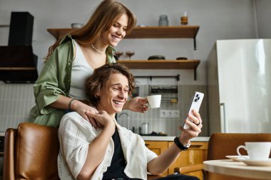 Sevgi dolu bir çift, kahve içerken birlikte kahkaha ve neşeyi paylaşır..