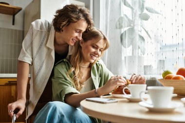 Genç bir çift keyifli bir kahvaltı yapar, sıcak evlerinde sevgi saçar..