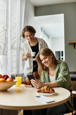 Sevgi dolu çift, rahat evlerinde dinlenirken aynı kahkahayı ve kahvaltıyı paylaşır.