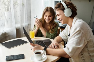 Sevgi dolu bir çift, sıcak bir masada oturup, içki içerken birbirlerine girerler..