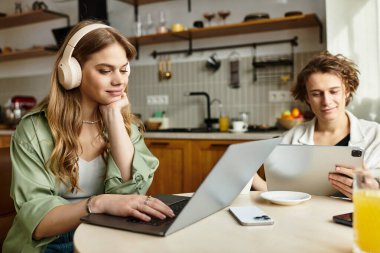 Sakin bir evde, genç bir çift dijital cihazlarını kullanarak birbirlerine bağlanır ve aşkı paylaşır..