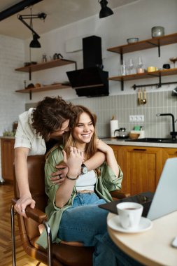 Genç çift, şık ve rahat evlerinde çalışırken hassas anlarını paylaşıyor..