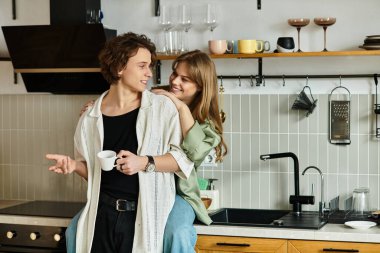 Güzel bir çift, şık mutfaklarında sıcak bir içki içerken birbirlerine eşlik etmekten zevk alır..