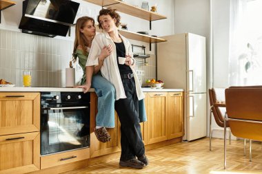 Sevgi dolu bir çift şık mutfaklarında sarılır, mutluluk ve rahatlık saçar..