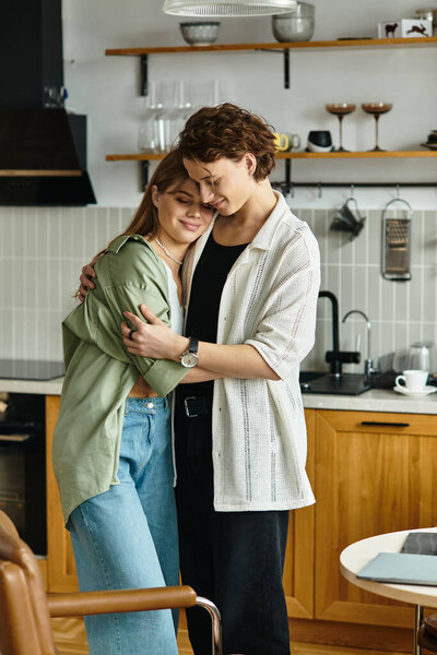 Любящая пара делится нежными моментами в своем уютном доме, окруженном современным декором и интимностью.