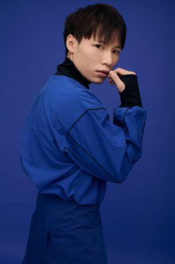 Genç bir adam canlı renklerde şık bir kıyafete güvenini sergiliyor..